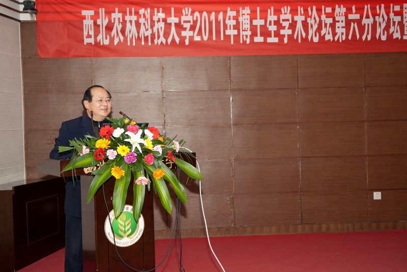 3.研究生院杨家荣副院长致开幕词.jpg